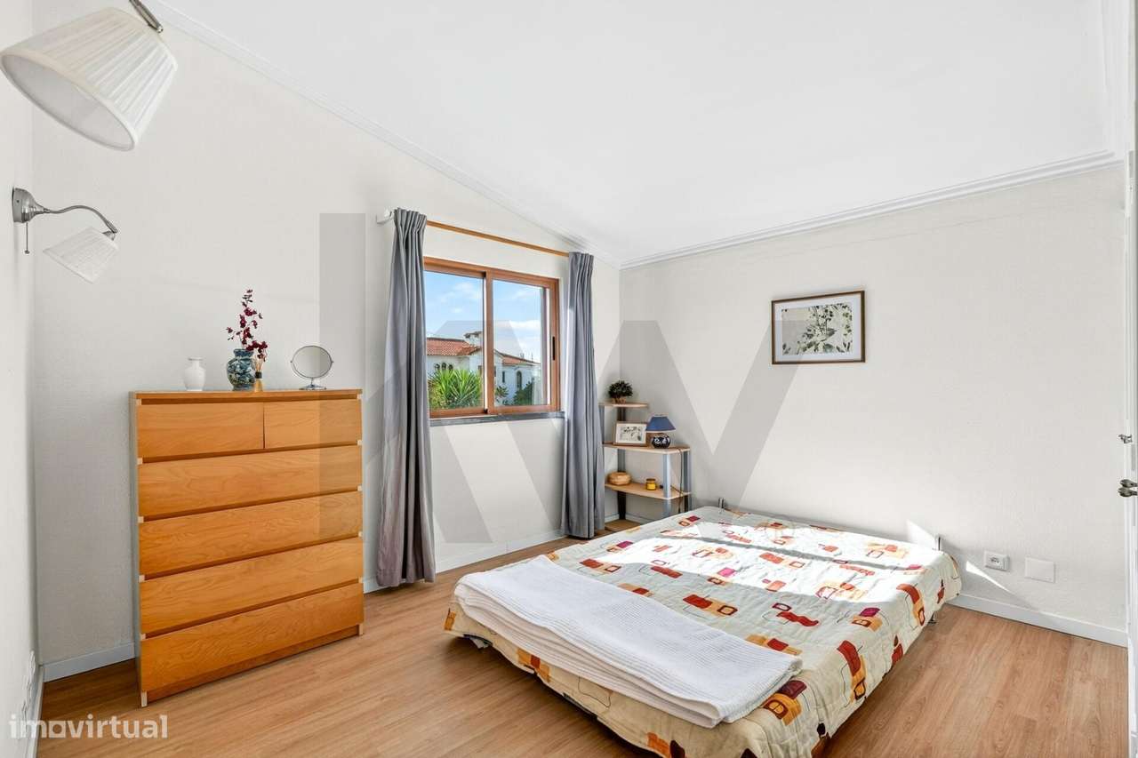 Moradia T4+1 com Piscina Coberta, Jardim e Churrasqueira em Alcoitão,-30