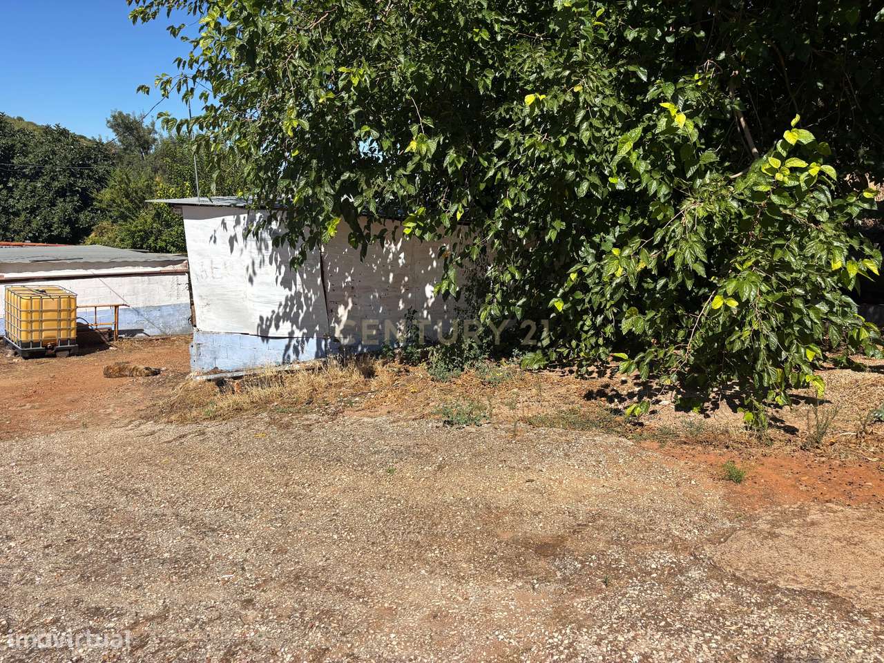 Quintinha com Moradia T2 + Armazém | 2ha vedados | Rio | Fruteiras | A-40