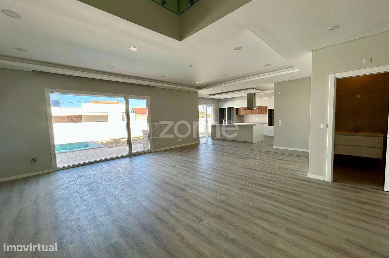Moradia T4 com piscina, suíte e garagem em Azeitão-1