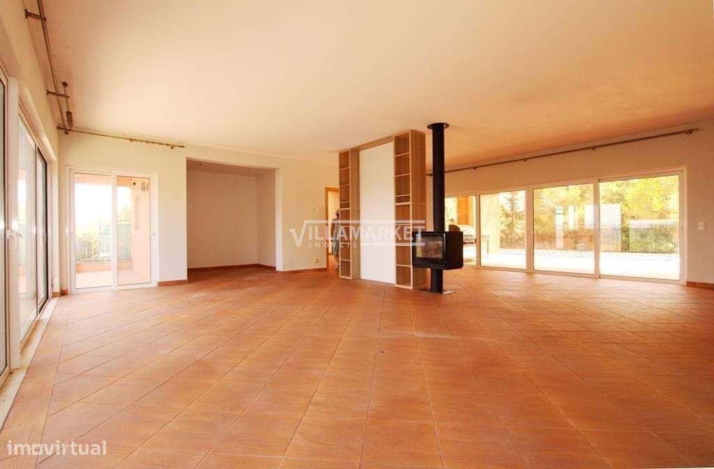 LUXUOSA VILLA V4  DE ARQUITETURA MODERNA COM PISCINA SITUADA NA ZONA D-27