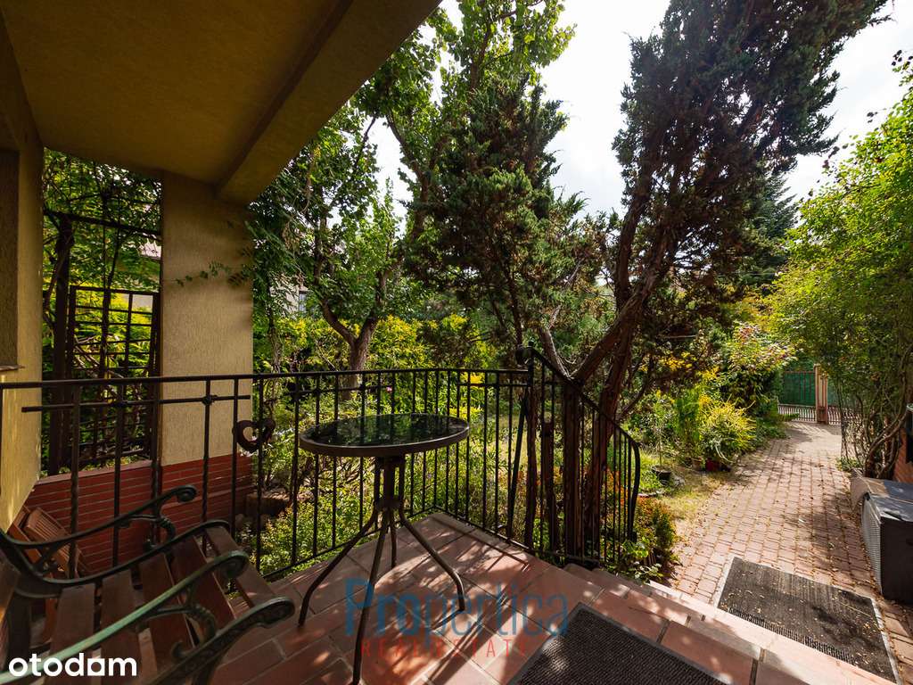 Solidny i funkcjonalny dom w Piastowie-15