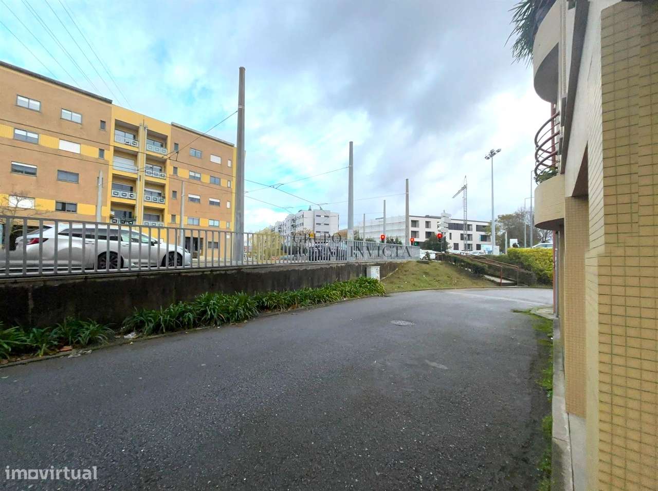 Apartamento T3  com Box Fechada e Varanda junto ao metro -  Senhora da-24