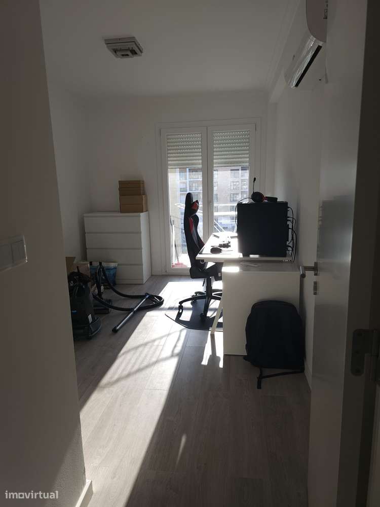 Apartamento T3 com varanda, ar condicionado e elevador-10