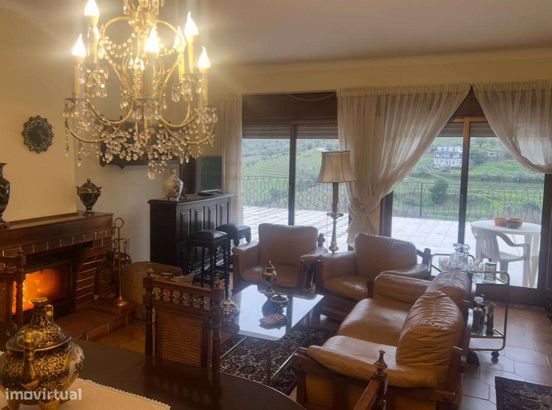 Moradia T4 com terraços, garagem e lareira no Peso da Régua - Grande imagem: 2/30