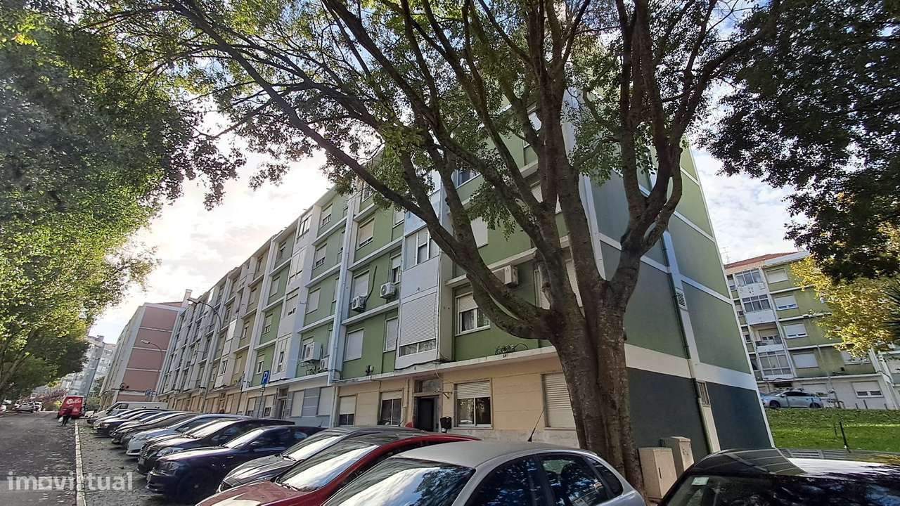 Apartamento T2 Remodelado em Benfica-18