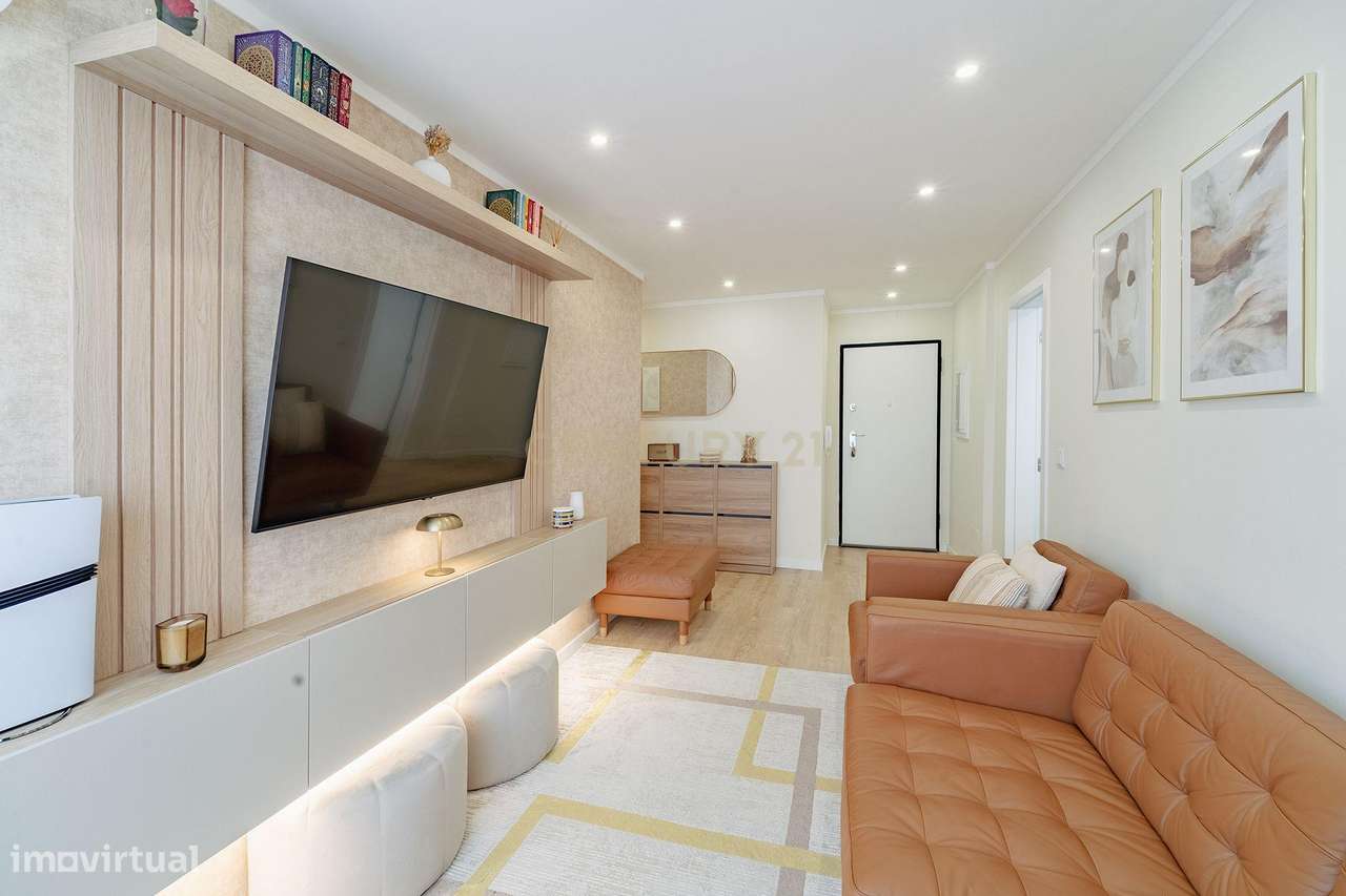 Apartamento T2 Remodelado na Torre da Marinha-11