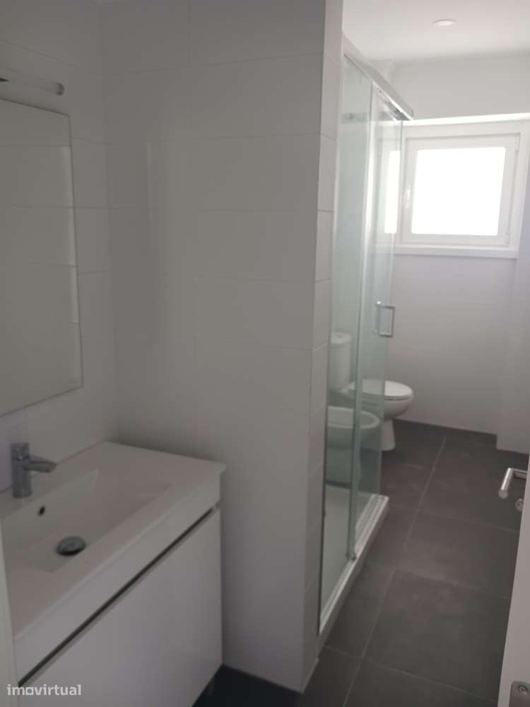 ALVALADE - T2 Renovado com varanda - Grande imagem: 5/12