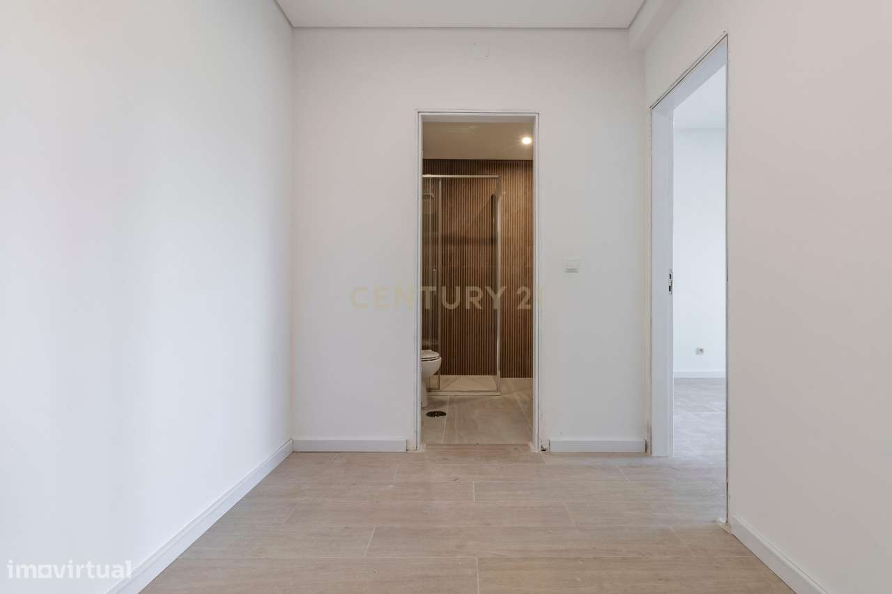 Apartamento T1 totalmente remodelado com 2 varandas,  Prédio com eleva-19