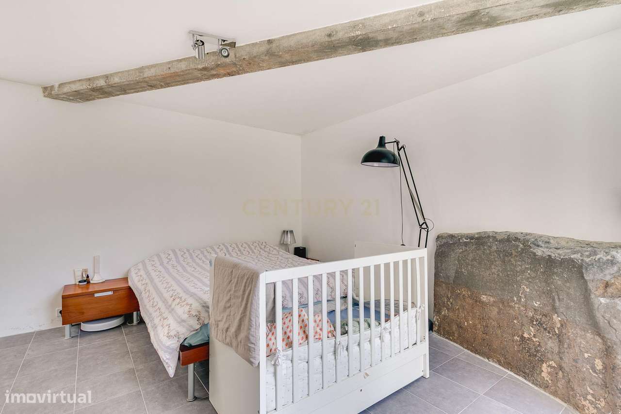 Terreno de 956m2 com duas moradias em Alcântara, Lisboa, uma T4 e T3-9