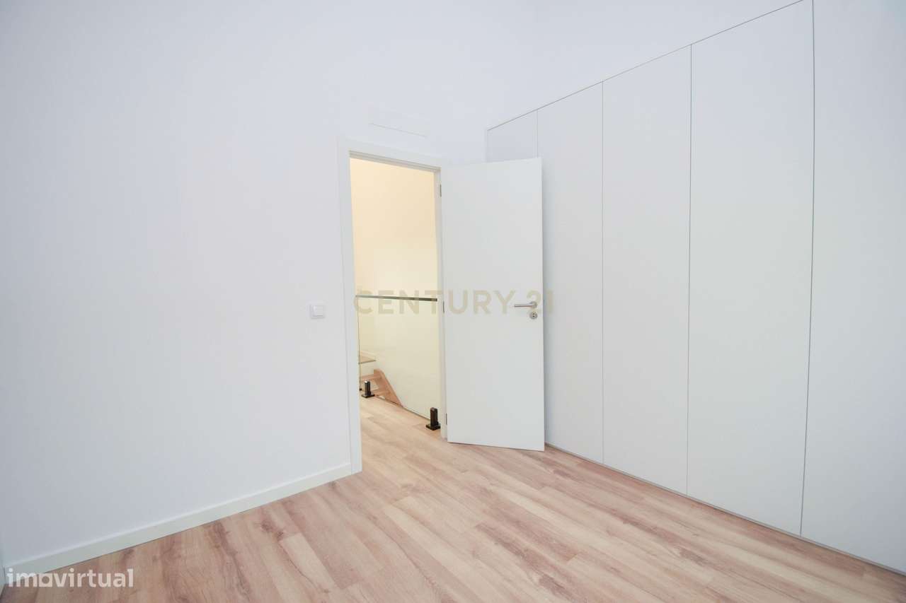 MORADIA T2 com Jardim * Bairro tranquilo em Cova da Piedade Almada-24