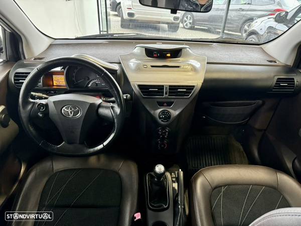 Toyota iQ 1.0 VVT-i Essential+AC - 19