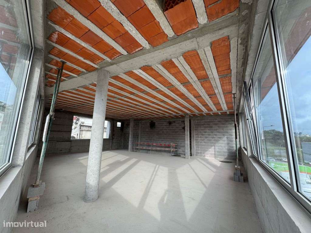 Oferta da escritura. Armazém com 345 m2 e acesso rápido à A11 e N10... - Grande imagem: 5/22