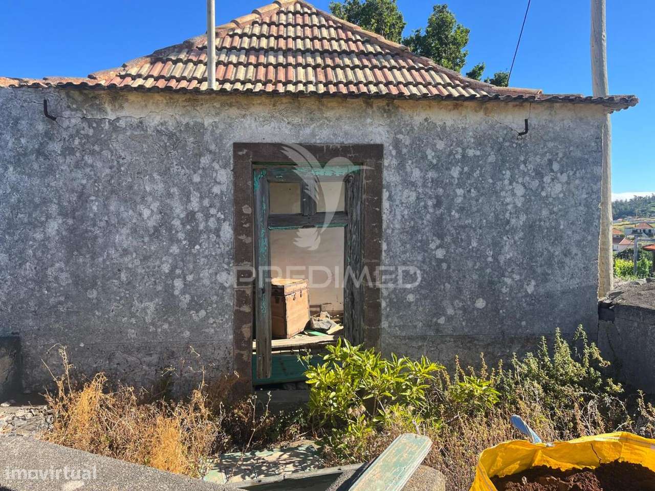 MORADIA E DOIS PALHEIRO AMBOS PARA RECUPERAR COM 1348M2 DE TERRENO... - Grande imagem: 4/13