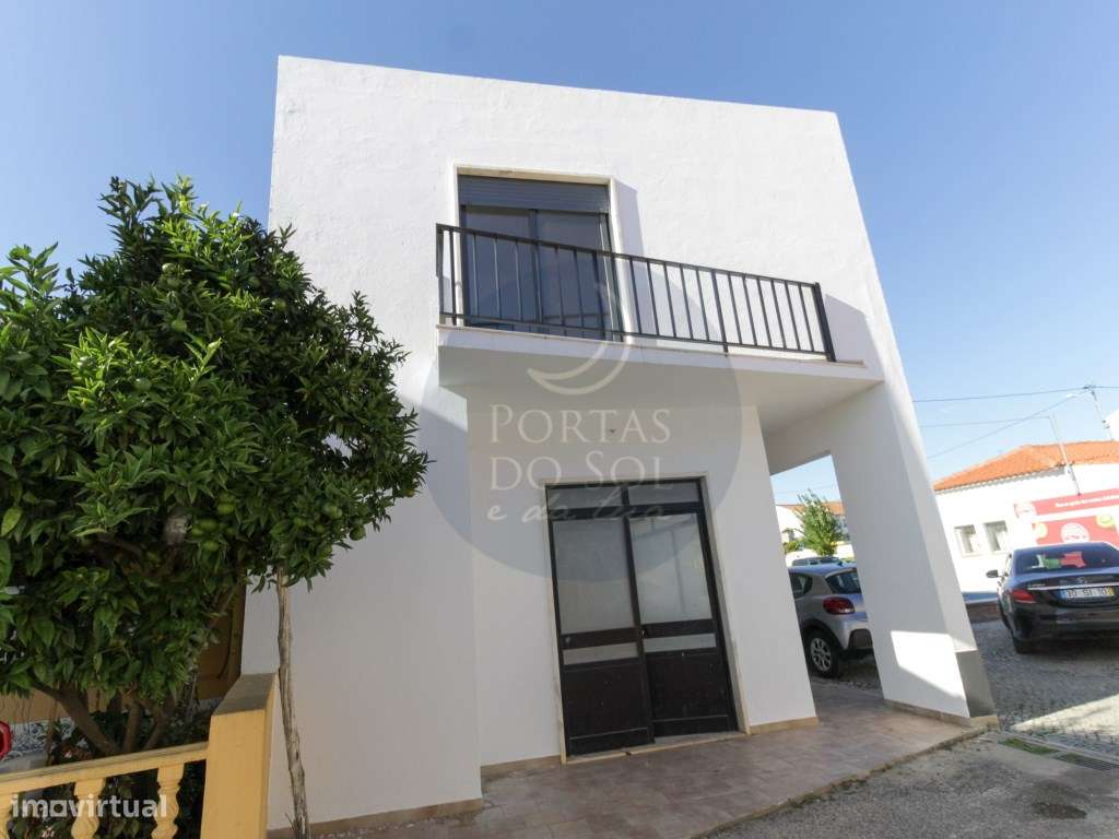 Moradia V2 c/ Loja e Terraço-0