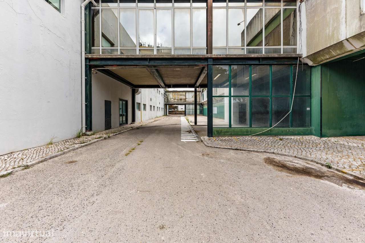 Armazém com 3 Pisos e Grande Lote de Terreno em Carnaxide-4