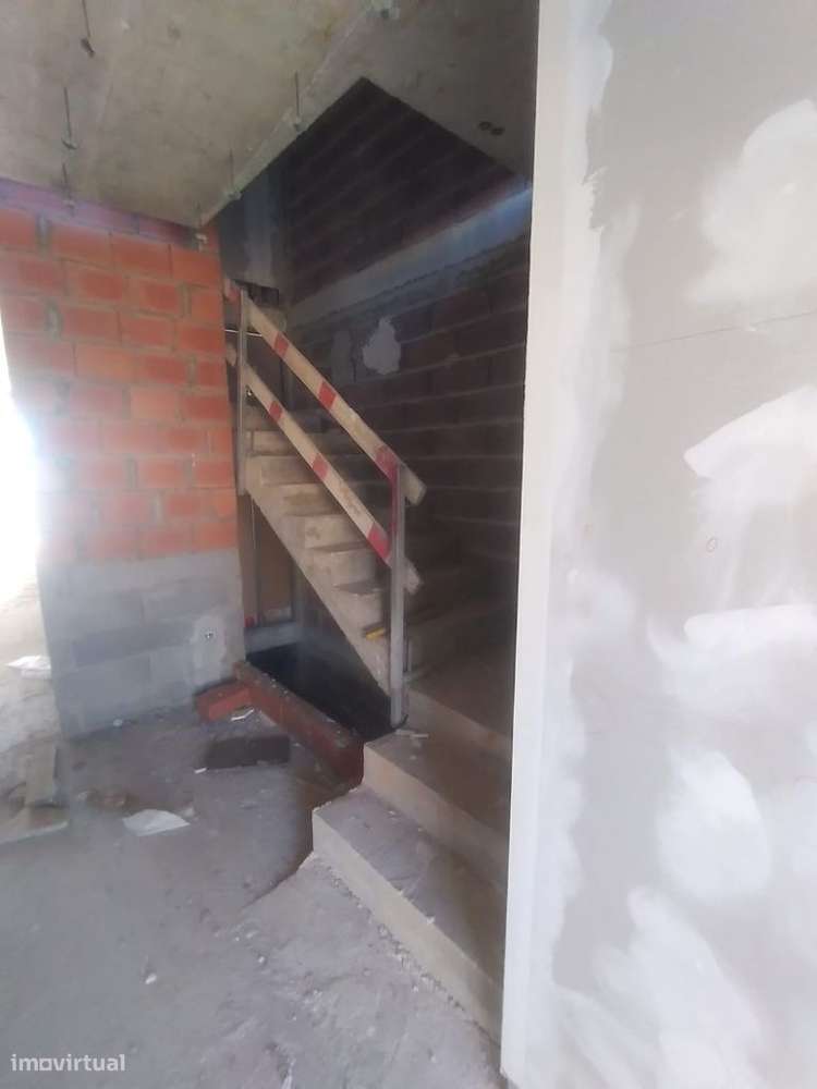 Moradia t-4 em construção pederneira -Nazaré com piscina const de luxo-8