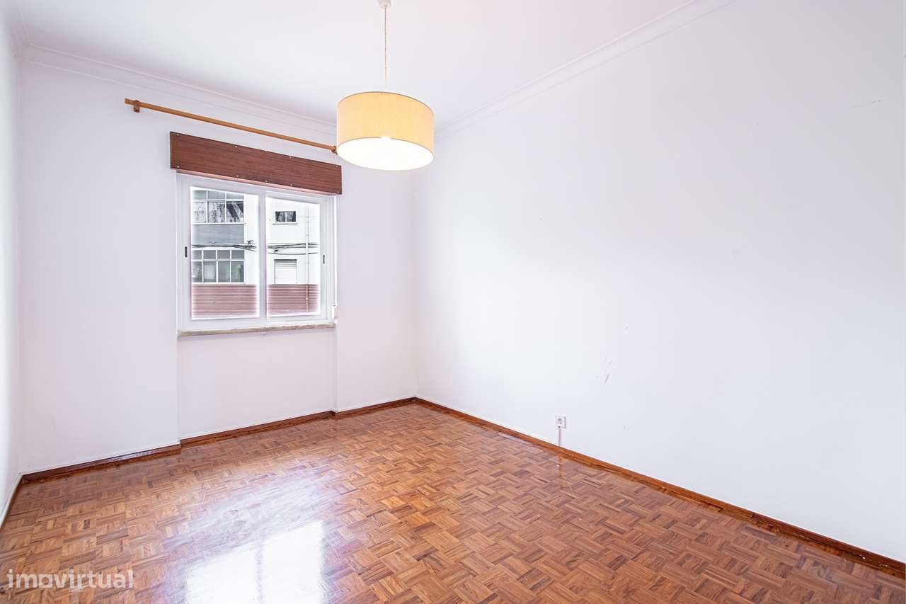 Apartamento T2 com garagem na Amora-6