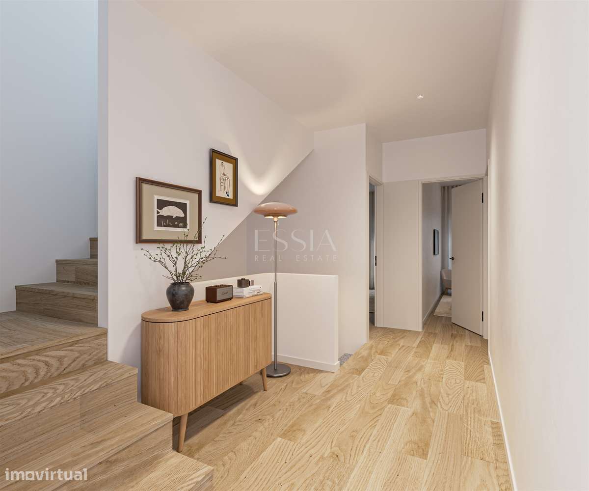 Marquês | Moradia Triplex T3+1 com 2 Garagens e Varandas-8