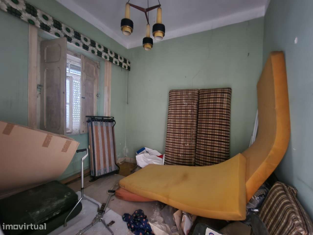 Moradia de dois pisos para remodelar - centro da Amadora-18