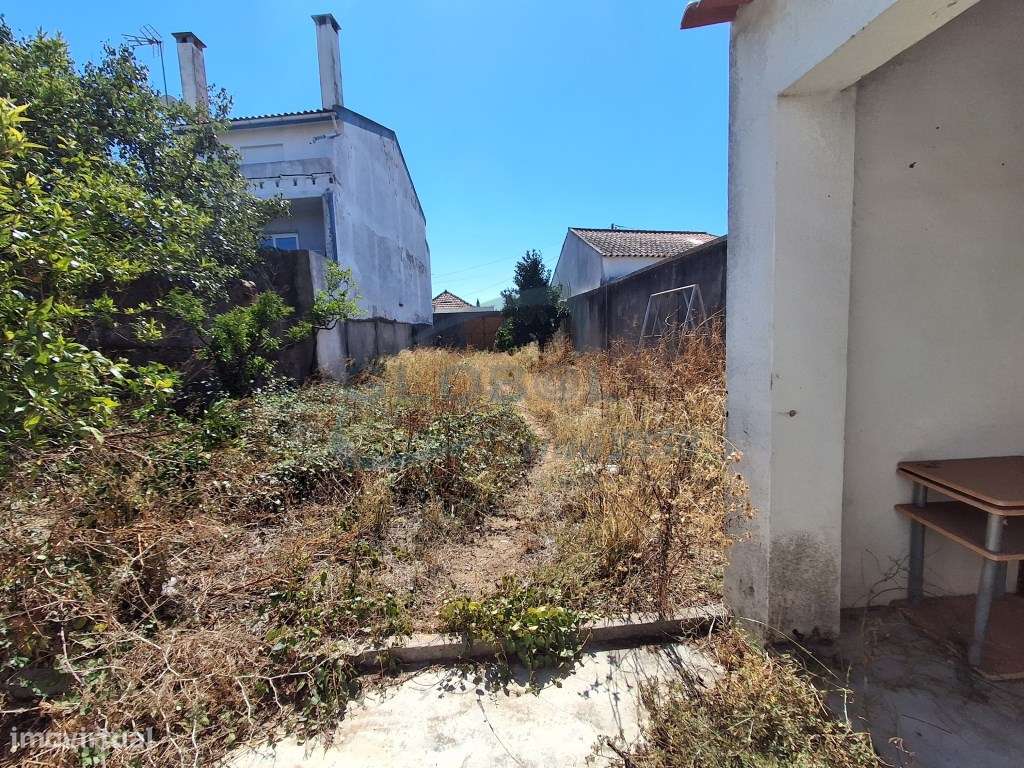 Moradia T3 no Centro de Vila Moreira - com logradouro, anexos e fre...-17