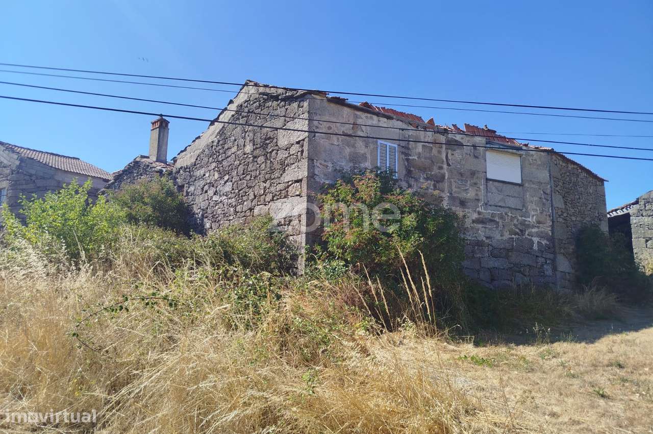 Três Moradias Tradicionais no Centro de Soutosa – Um Projeto Único - Grande imagem: 2/47