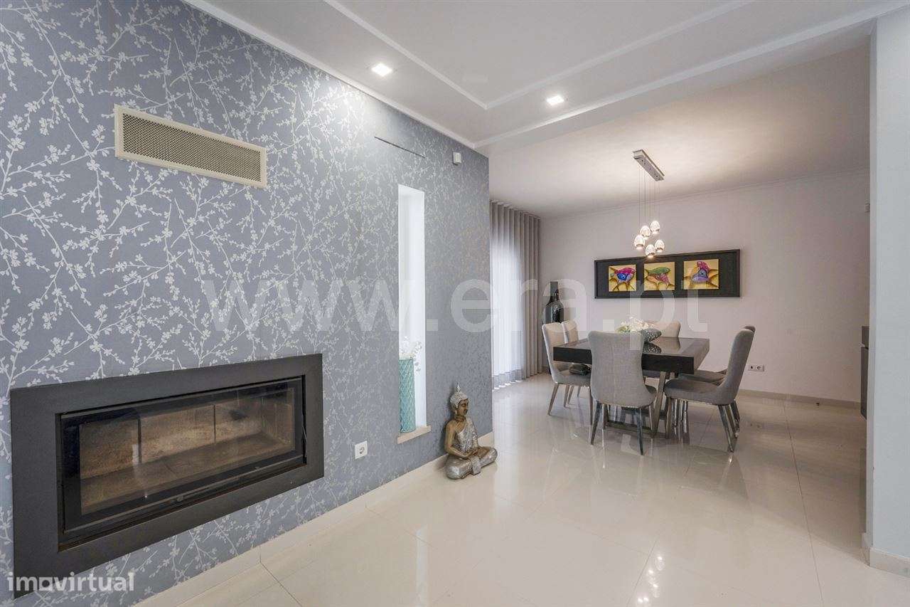 Moradia isolada de gaveto T4; Quinta de Valadares-5