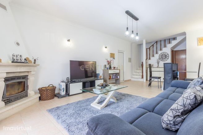 Moradia Geminada T3+1 com Jardim e Garagem-10