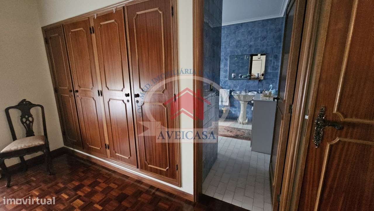 Moradia isolada T5 em bom estado com quintal e garagens-22