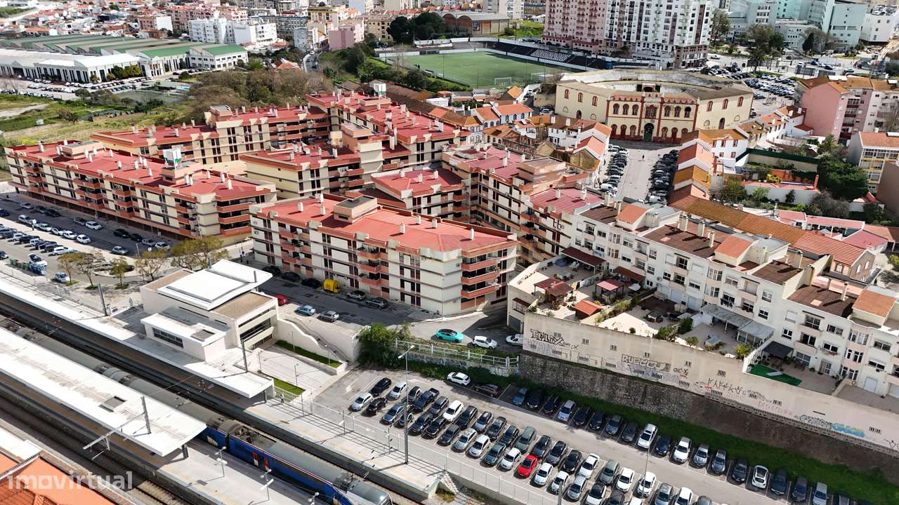 Apartamento T3 com Varanda, Arrecadação e Três Lugares de Parqueamento-26