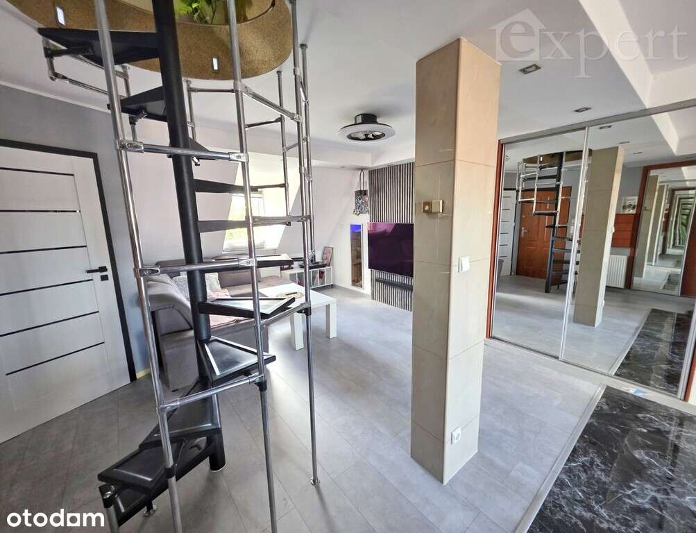 Dwa poziomy z tarasem i miejscem parkingowym-12