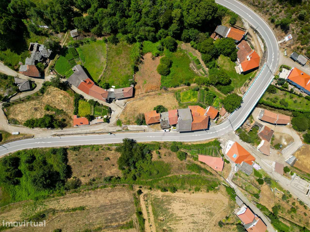 Casa para reconstruir na pitoresca aldeia do Portelo, em Bragança - Op - Grande imagem: 5/19