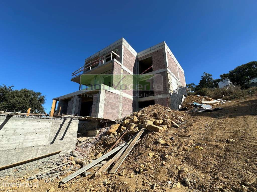 Moradia T4 Contemporânea com Piscina e Garagem - Almargem do Bispo-3