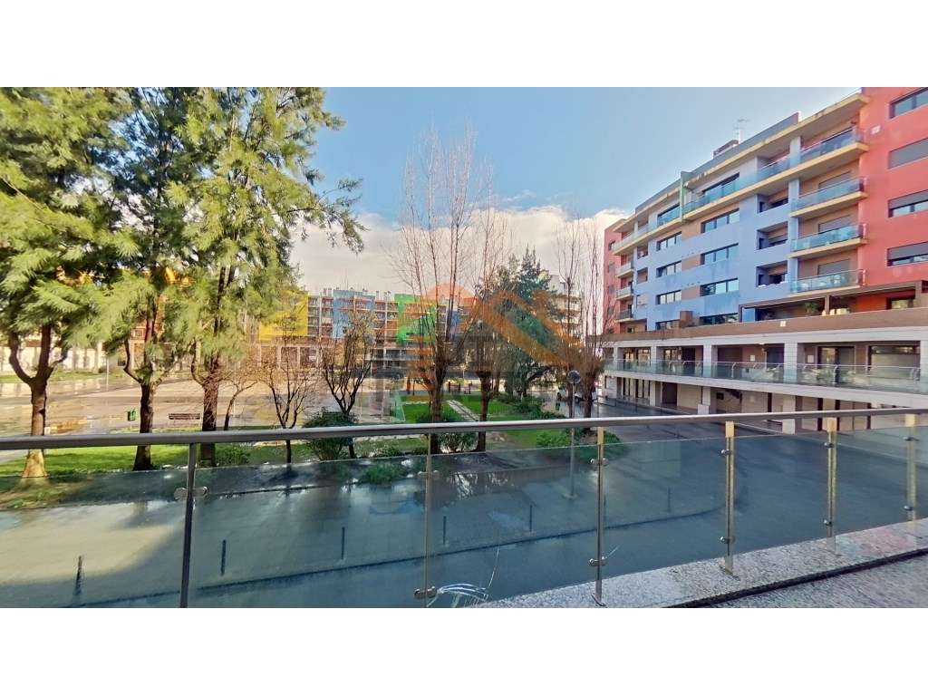 Loja para arrendamento, situada na Urbanização Jardim da Amoreira, ... - Grande imagem: 2/22