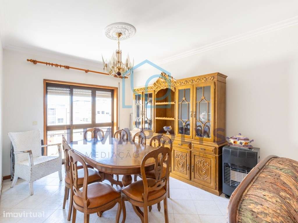 Apartamento T3 com amplas áreas e lugar de garagem-2