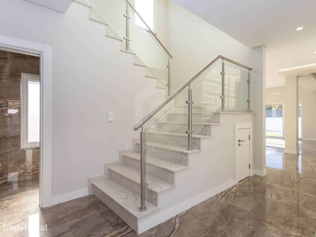 Moradia isolada T5 acabamentos Premium/ piscina e garagem-29