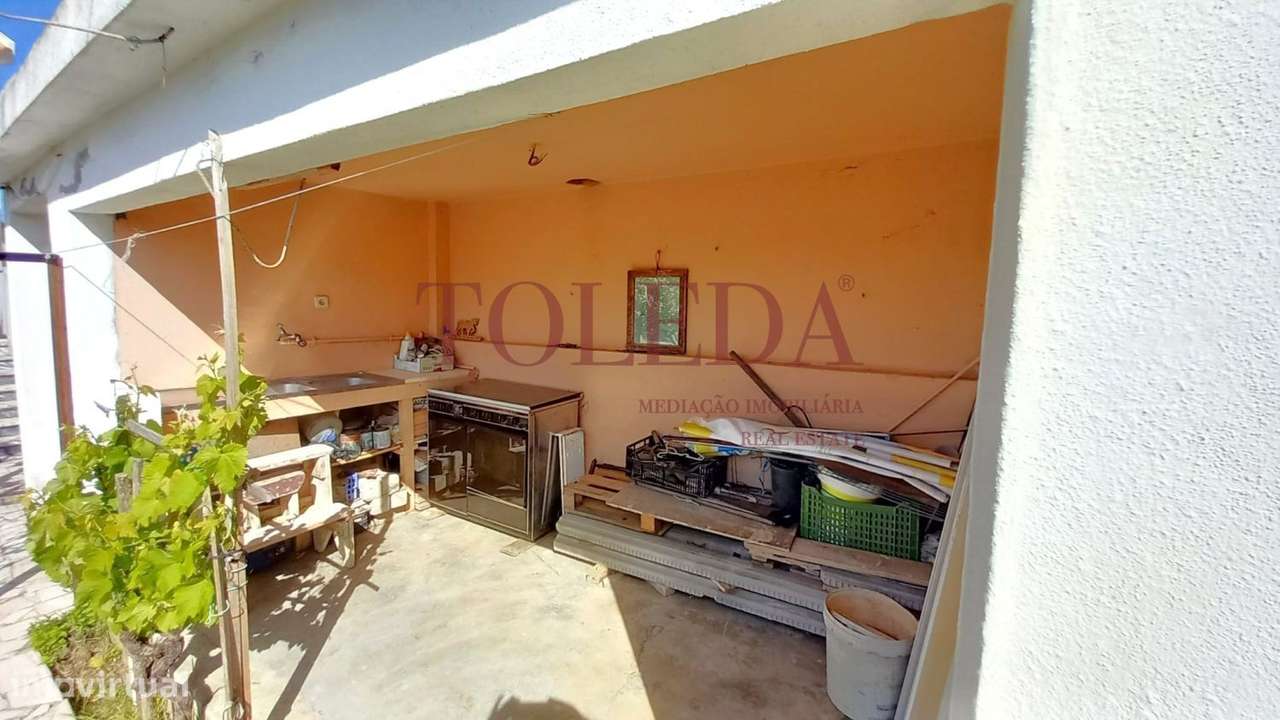 Moradia Bifamiliar com 2 T3 em Vialonga-38