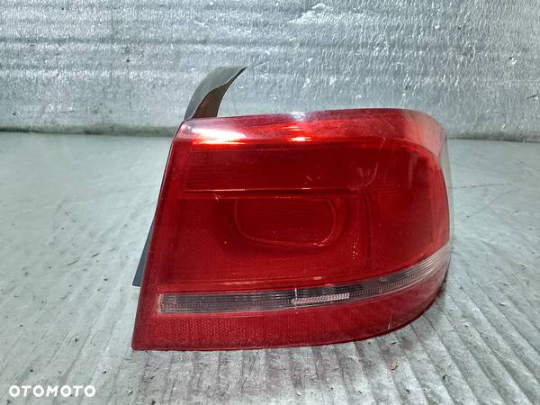 LAMPA TYLNA PRAWA VW PASSAT B7 3AE945096F SEDAN - 1