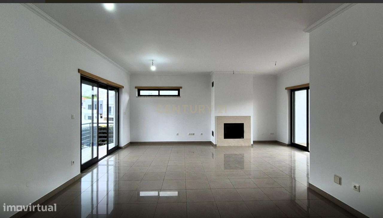 Moradia Isolada T5 de Arquitetura Moderna com Garagem – Quinta da Alem-18