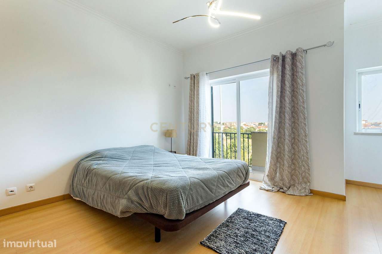Moradia em Banda T3+1 com quintal e garagem em Zona Tranquila – Bacelo-18