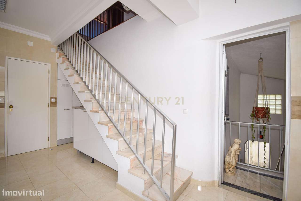 Moradia com Potencial Único em Queijas – 3 Pisos, Jardim e Garagem - Grande imagem: 5/45