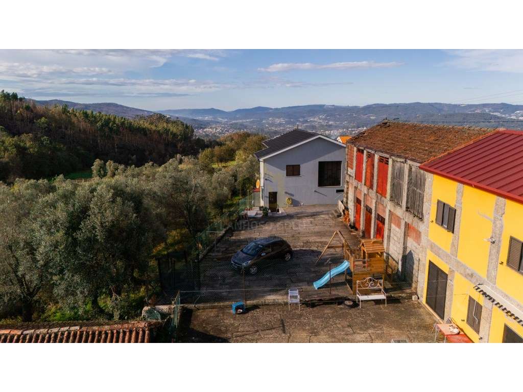 Terreno com Potencial para 1 ou 2 Habitações e excelente localização.-19
