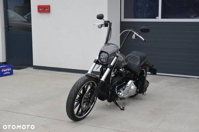 Harley-Davidson Softail Breakout - 14