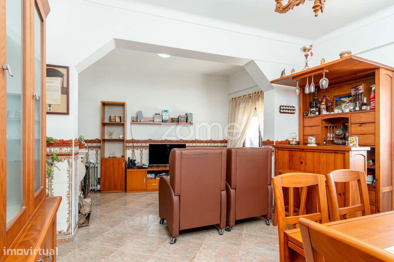 Moradia T1 + 1 Azambuja com Espaço Comercial-11