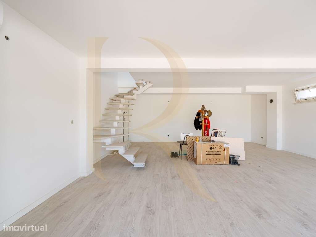 Apartamento T3 duplex com parqueamento e arrecadação em condomínio ...-1