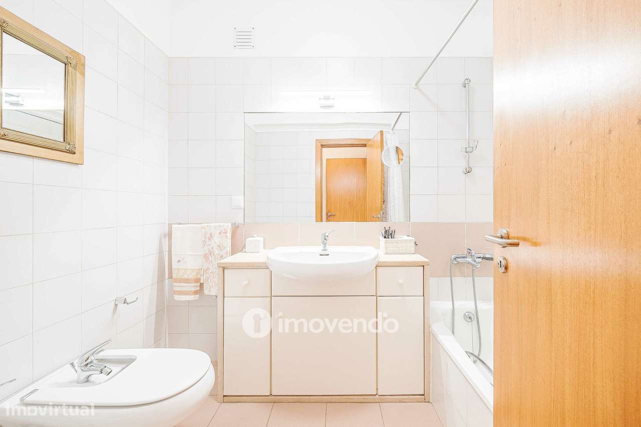 Apartamento T3, com garagem e arrecadação, na Ramada-36
