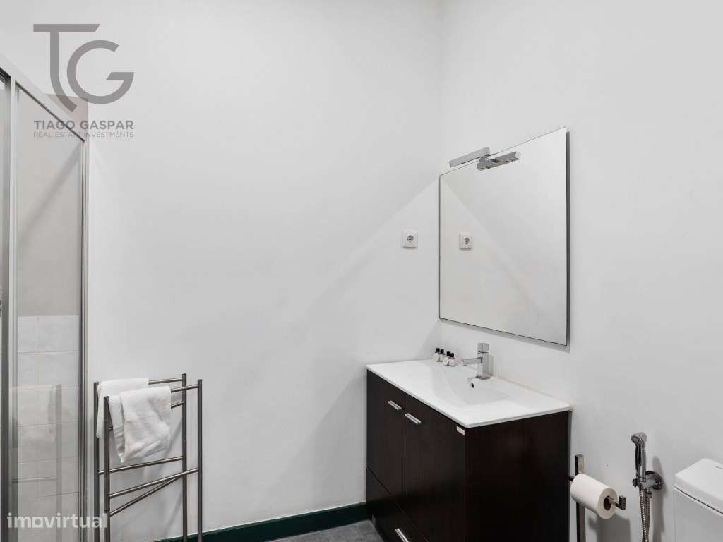 Prédio com 7 Unidades de AL e Loja em Lisboa-20