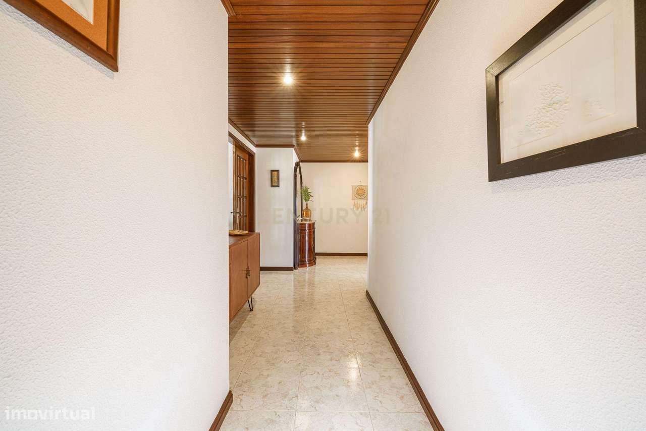 APARTAMENTO T4  CONVERTIDO EM T3 , SEMI REMODELADO, EM SETÚBAL-7