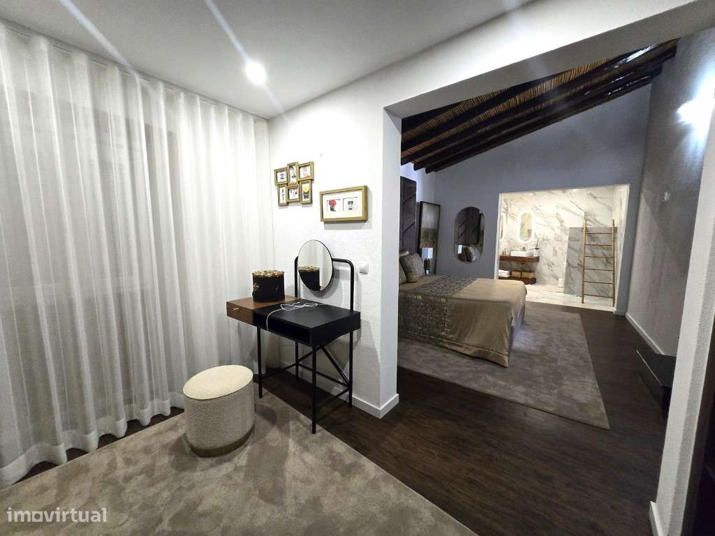 Moradia T5 Moderna com Piscina Aquecida e Garagem para 4 Carros - Grande imagem: 3/44