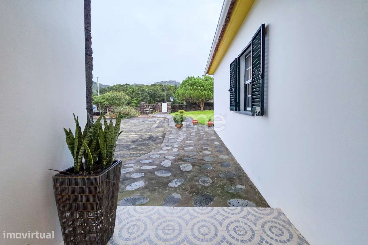 Moradia T4+1 na Ilha do Pico com Terraço Panorâmico e Vista Mar-7