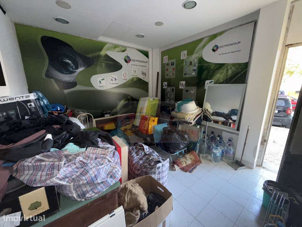 Loja com 170 m², dois pisos e elevada versatilidade - Amadora - Grande imagem: 2/22